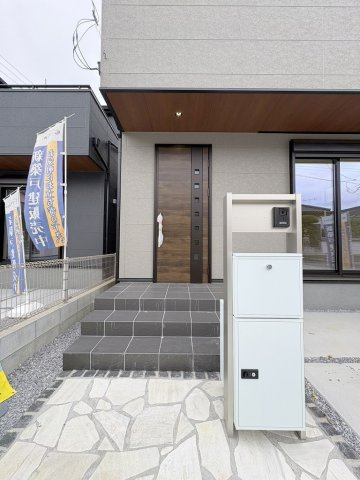 八潮市八潮7丁目　新築戸建　全5棟　4号棟のエントランス|不在時に便利な宅配BOX完備