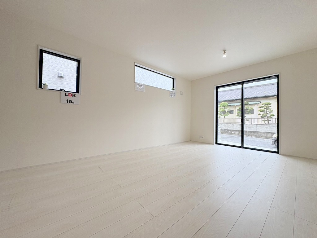 八潮市八潮7丁目　新築戸建　全5棟　4号棟の居間・リビング|ソファやダイニングセットを置いてもゆとりのある16帖のリビング