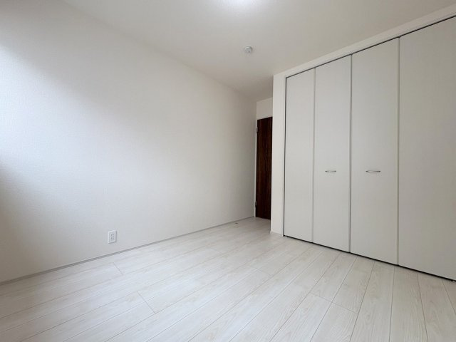 八潮市八潮7丁目　新築戸建　全5棟　4号棟の洋室|各居室収納付きでお部屋がスッキリ片付きます