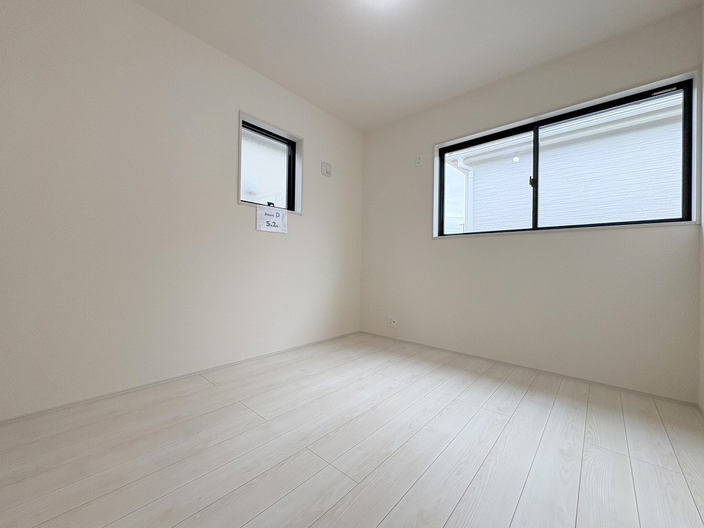 八潮市八潮7丁目　新築戸建　全5棟　4号棟の洋室|2面採光の明るい洋室5.2帖・子供部屋としていかがでしょう