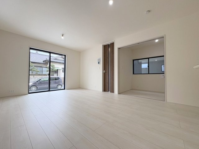 八潮市八潮7丁目　新築戸建　全5棟　4号棟の居間・リビング|家族団らんで過ごすリビングは16帖の広さを確保