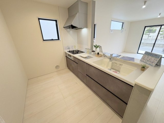 八潮市八潮7丁目　新築戸建　全5棟　4号棟のキッチン|会話の弾む対面システムキッチンです