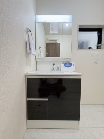 八潮市八潮7丁目　新築戸建　全5棟　4号棟の独立洗面台|三面鏡付きシャワードレッサーで朝の準備も快適