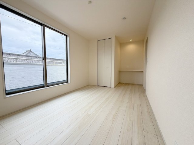 八潮市八潮7丁目　新築戸建　全5棟　5号棟の洋室|WIC・造作カウンター付きの主寝室7.8帖