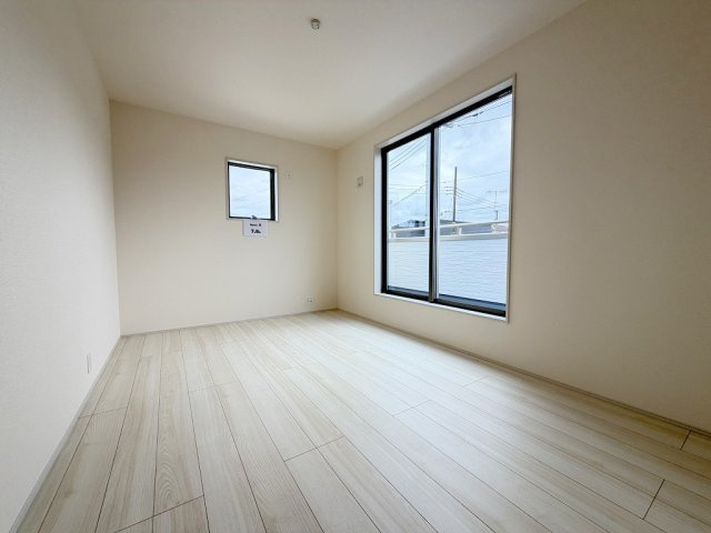 八潮市八潮7丁目　新築戸建　全5棟　5号棟の洋室|バルコニーに面した明るい洋室7.8帖・主寝室としていかがでしょう