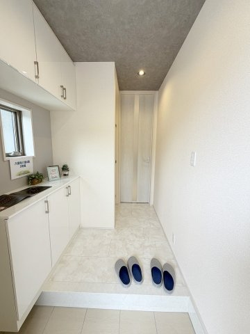 八潮市八潮7丁目　新築戸建　全5棟　5号棟の玄関|玄関から見た室内写真です
