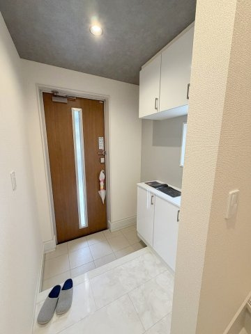 八潮市八潮7丁目　新築戸建　全5棟　5号棟の玄関|カウンター部分にはお好きなインテリアが飾れます