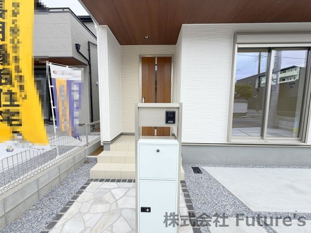 八潮市八潮7丁目　新築戸建　全5棟　5号棟のエントランス|不在時に便利な宅配BOX完備