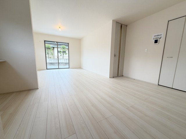 八潮市八潮7丁目　新築戸建　全5棟　5号棟の居間・リビング|ソファやダイニングセットを置いてもゆとりのある21帖のリビング