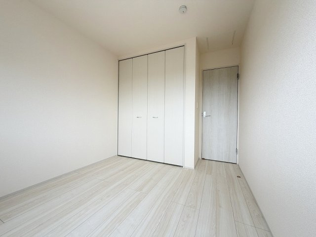 八潮市八潮7丁目　新築戸建　全5棟　5号棟の洋室|クローゼット付きの洋室5.2帖・子供部屋としていかがでしょう