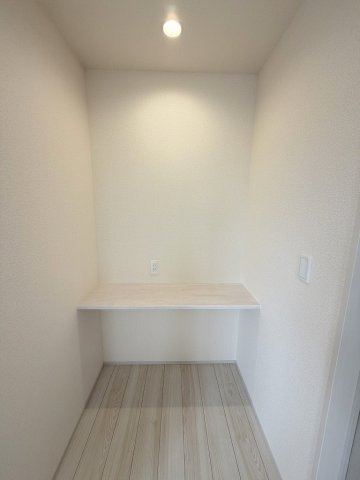 八潮市八潮7丁目　新築戸建　全5棟　5号棟のその他|主寝室のダウンライトと2口コンセント付きの造作カウンター