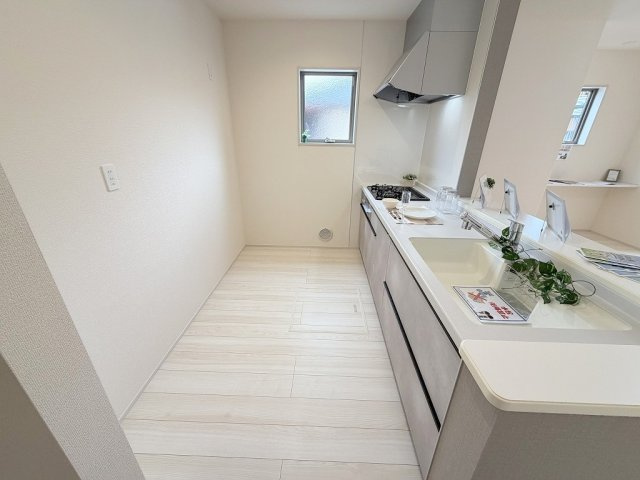 八潮市八潮7丁目　新築戸建　全5棟　5号棟のキッチン|二人並んでもゆとりのあるキッチンです