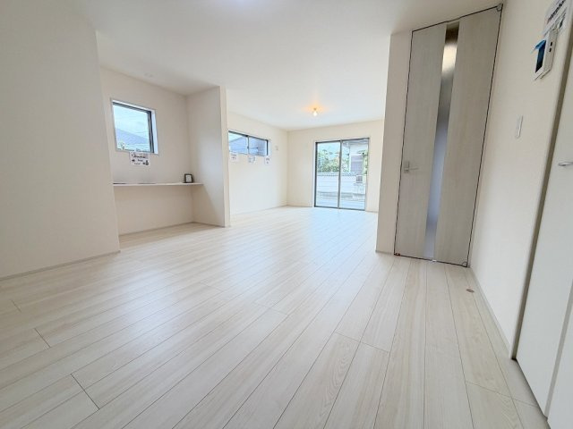 八潮市八潮7丁目　新築戸建　全5棟　5号棟の居間・リビング|家族団らんで過ごすリビングは21帖の広さを確保
