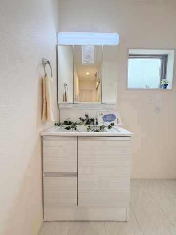八潮市八潮7丁目　新築戸建　全5棟　5号棟の独立洗面台|三面鏡付きシャワードレッサーで朝の準備も快適