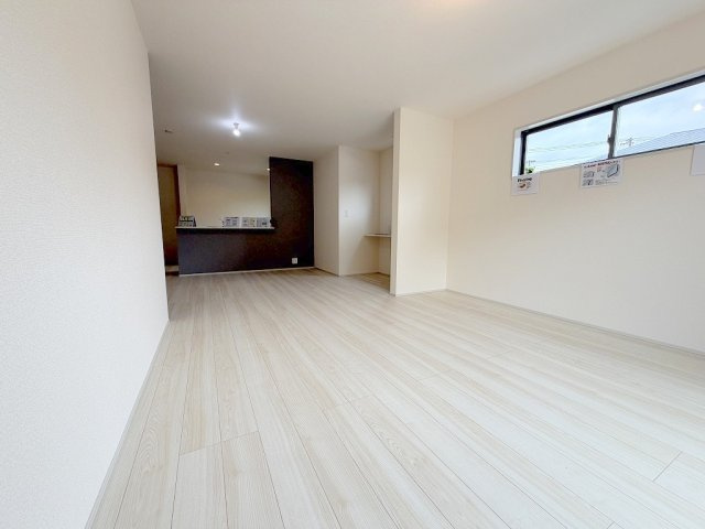八潮市八潮7丁目　新築戸建　全5棟　5号棟の居間・リビング|ソファやダイニングセットを置いてもゆとりのある21帖のリビング