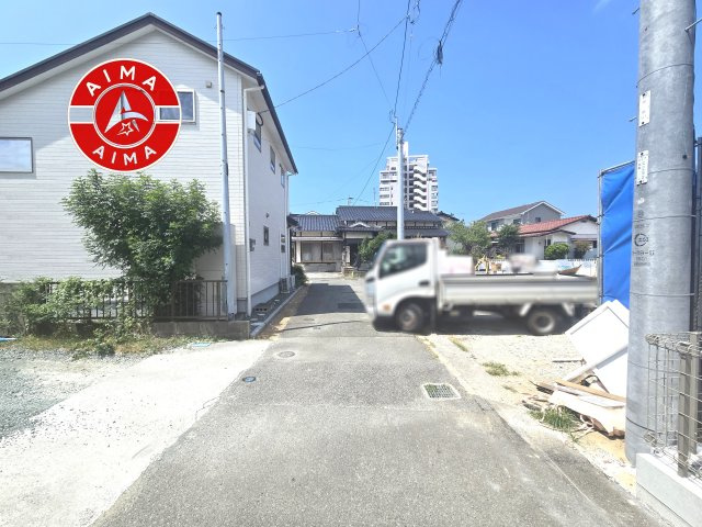 福津市西福間3丁目第1-4棟（4号棟）の前面道路含む現地写真|前面道路は閑静な住宅地をはしる車通りの少ない道路。お車の出し入れが苦手なママや小さなお子様にも安心ですね。しっかり舗装もされているので、ベビーカーや自転車で通っても快適に通行できます。
