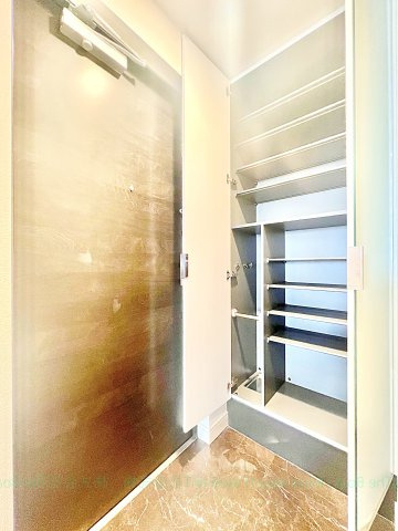 プレサンス広小路通 葵の玄関