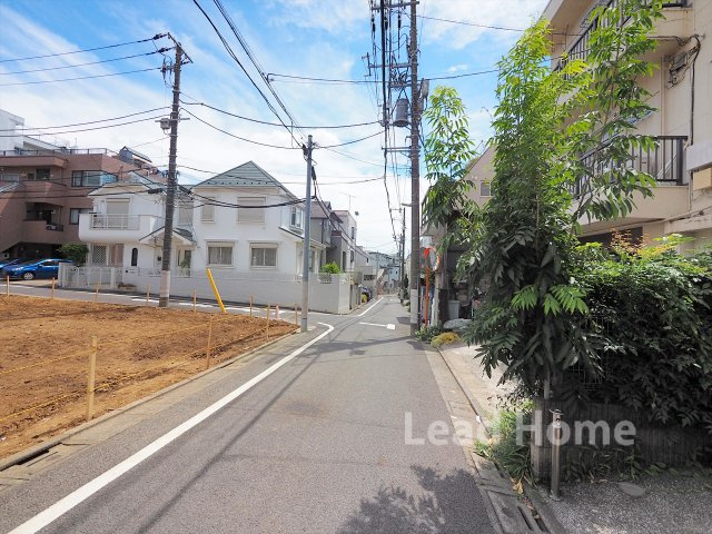 【前面道路含む現地写真】 | 目黒区上目黒5丁目 | 西側公道に面した陽当たりの良い区画。
