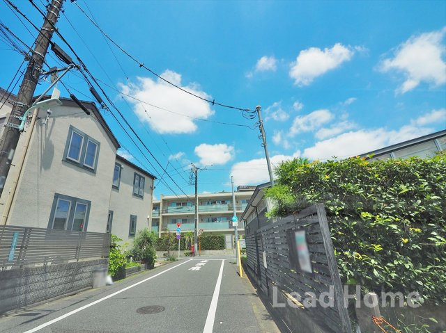 【前面道路含む現地写真】 | 目黒区下目黒5丁目 | 見通しの良い道路状況で毎日の通行も安心です！お仕事前後のお出かけやお買い物も快適なロケーション！