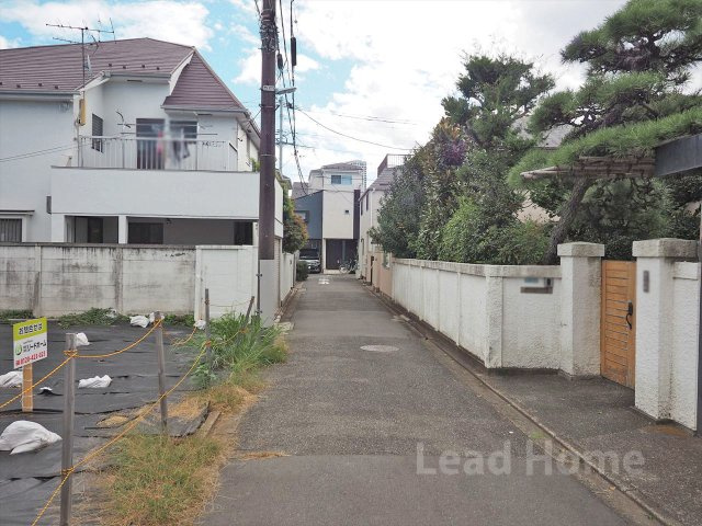 【前面道路含む現地写真】 | 目黒区下目黒5丁目 | 閑静な住宅街に位置する明るい前面道路です！周りを気にせず落ち着いて穏やかに過ごせますね♪
