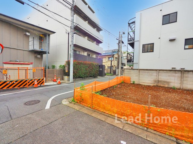 【前面道路含む現地写真】 | 目黒区中央町1丁目 | 空が大きく広がる解放感たっぷりの敷地状況！大きな窓を配置した採光性の高い居住空間が叶います！