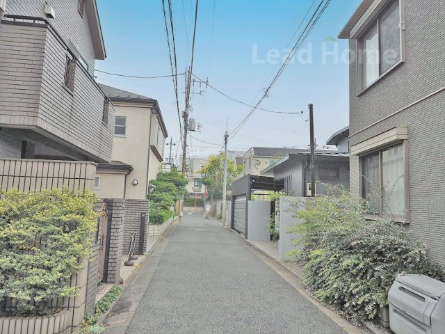 【前面道路含む現地写真】 | 目黒区五本木1丁目 | 交通量が少ない静かな前面道路です！小さなお子様がいるご家庭も安心して移動ができる落ち着いた環境♪