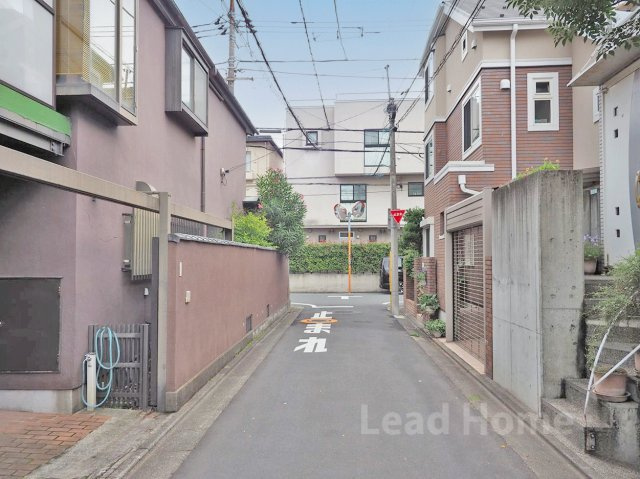 【前面道路含む現地写真】 | 目黒区五本木1丁目 | 青空のもと平坦で歩きやすい道路が広がっています！日々の買い出しやお散歩も気持ちよくスタート！