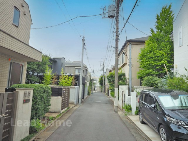 【前面道路含む現地写真】 | 目黒区五本木1丁目 | 周囲は落ち着いた住宅地となっており交通量も穏やか！近隣の騒音も気にならず快適に生活できますね♪
