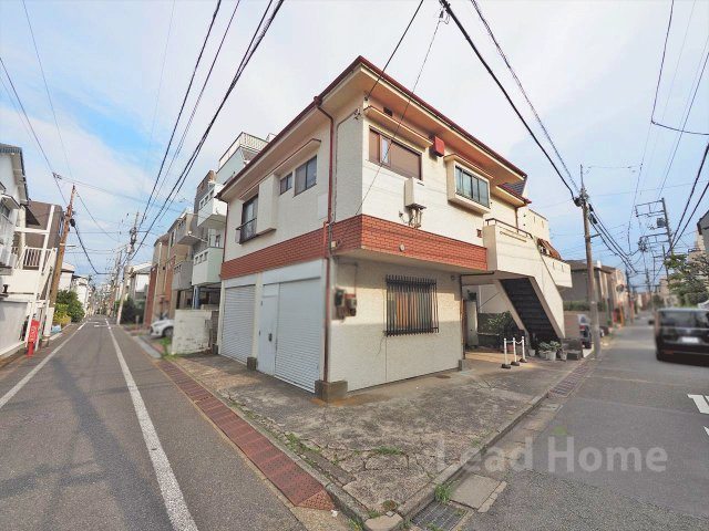 【外観】 | 目黒区原町1丁目 | 角地ならではの開放感と良好な陽当たりが魅力！自然光の入る明るいリビングで快適に過ごせます♪