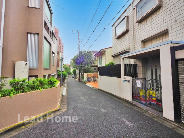 【前面道路含む現地写真】 | 目黒区平町2丁目 | 車通りが少なく落ち着いた周辺道路です！小さなお子様がいるご家庭も安心して移動ができますね♪