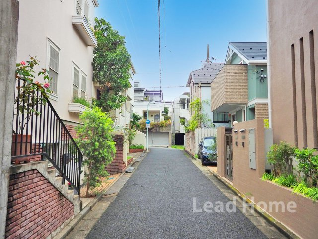 【前面道路含む現地写真】 | 目黒区平町2丁目 | 緑が感じられる穏やかな街並みが広がっています！毎日のお出かけやお買い物も気持ちよく行えますね！