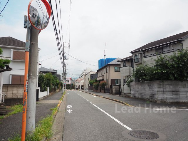 【前面道路含む現地写真】 | 目黒区東が丘1丁目 | 見通しの良い角地で道路からの出入りもスムーズ！毎日の通勤やお子様の送迎もストレスなく行えます♪