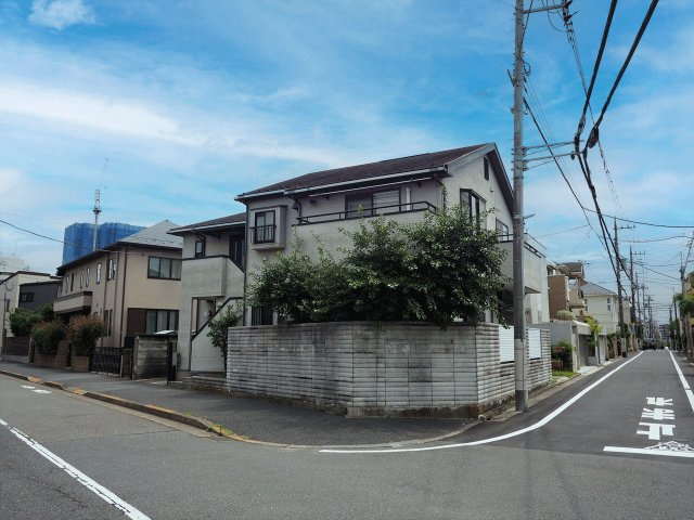 【外観】 | 目黒区東が丘1丁目 | 周囲に遮るものが少なく自然光がしっかり届く立地！明るく暖かなお部屋でご家族みんなで快適に過ごせます！