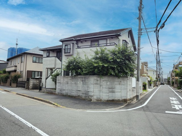 【外観】 | 目黒区東が丘1丁目 | 青空のもと陽光が心地よく注ぐ開放的な住環境！大きな窓を設けた明るいリビングづくりにも最適な立地です♪