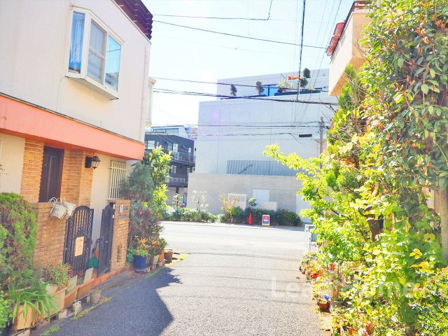 【前面道路含む現地写真】 | 目黒区青葉台1丁目 | 車通りが少なく落ち着いた周辺道路です！小さなお子様がいるご家庭も安心して移動ができますね♪