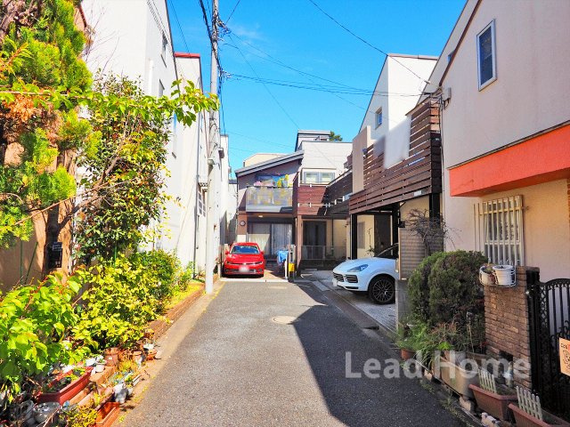 【前面道路含む現地写真】 | 目黒区青葉台1丁目 | 空間を有効活用しやすい扱いやすい土地形状！明るい光を取り入れた快適なお部屋づくりが叶います♪