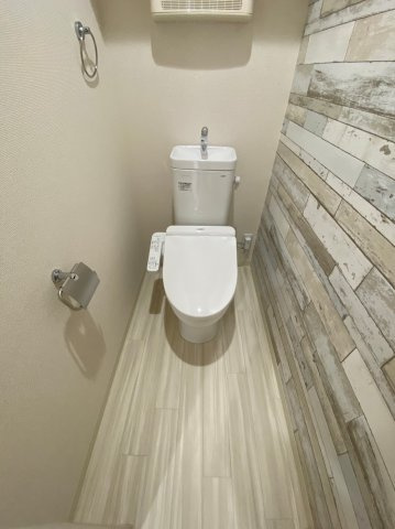 温水洗浄便座付きのトイレです♪