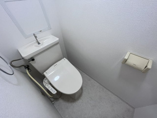 シンプルで掃除のしやすいトイレです♪