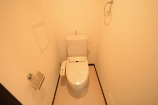 温水洗浄便座付きのトイレです♪
