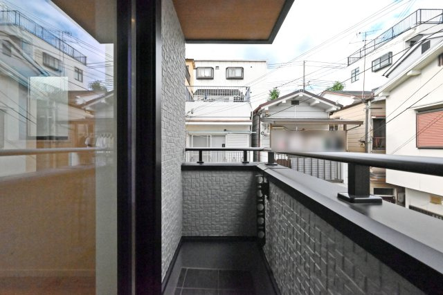神戸市大日通4丁目新築一戸建て│3LDK+駐車1台可のバルコニー|2階に設けられた東向きのバルコニー。朝の時間帯に光を取り込みやすく、LDKから出入りできる、暮らしに便利なスペースです。