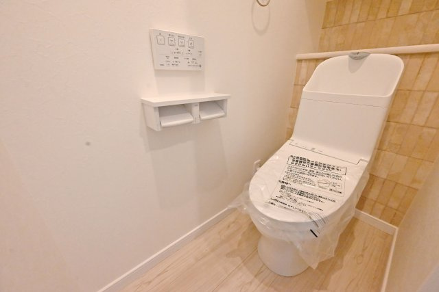 神戸市大日通4丁目新築一戸建て│3LDK+駐車1台可のトイレ|トイレには換気扇と小窓が配置されています。温感便座や温水洗浄、水栓一体などの機能が装備されたウォッシュレットトイレを1階と2階に1か所ずつ配置しています。