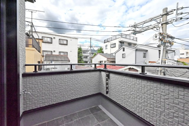 神戸市中央区大日通4丁目新築一戸建て│3LDK+駐車1台可のバルコニー|目の前に大きな建物が迫ることなく、空を感じられる開放感のある景色が日々の暮らしに心地よさを添えます。