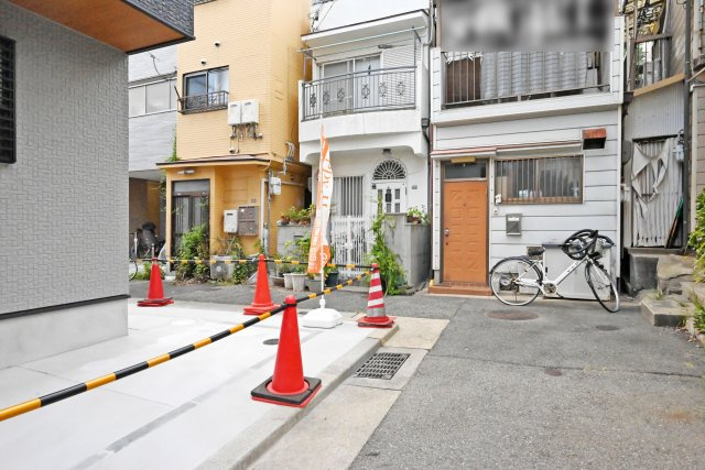 神戸市中央区大日通4丁目新築一戸建て│3LDK+駐車1台可の前面道路含む現地写真|前面道路は北側2.8ｍ東側4.0ｍです。