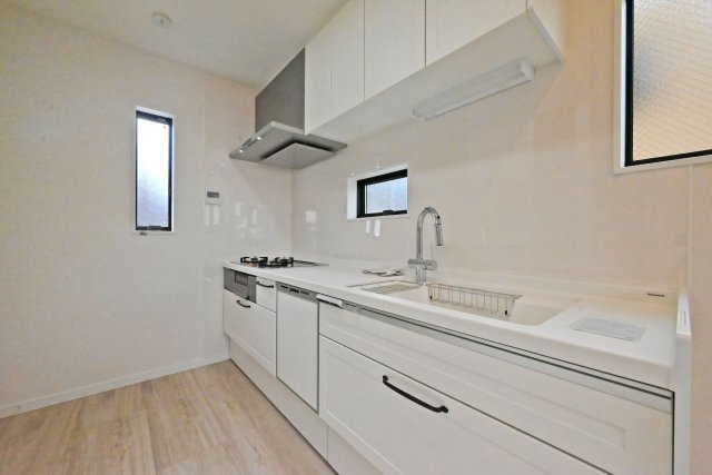 神戸市大日通4丁目新築一戸建て│3LDK+駐車1台可のキッチン|白を基調としたキッチンは、清潔感のあるすっきりとした印象。食洗器も備わっており、毎日の食器洗いの負担を軽減してくれる、うれしい設備です。