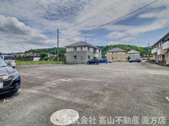 宮若市沼口のアパートの駐車場