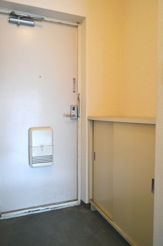 パラシオン糀屋の玄関|収納もある玄関です
