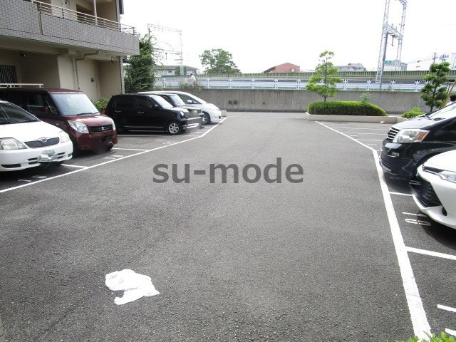イリス南茨木の駐車場