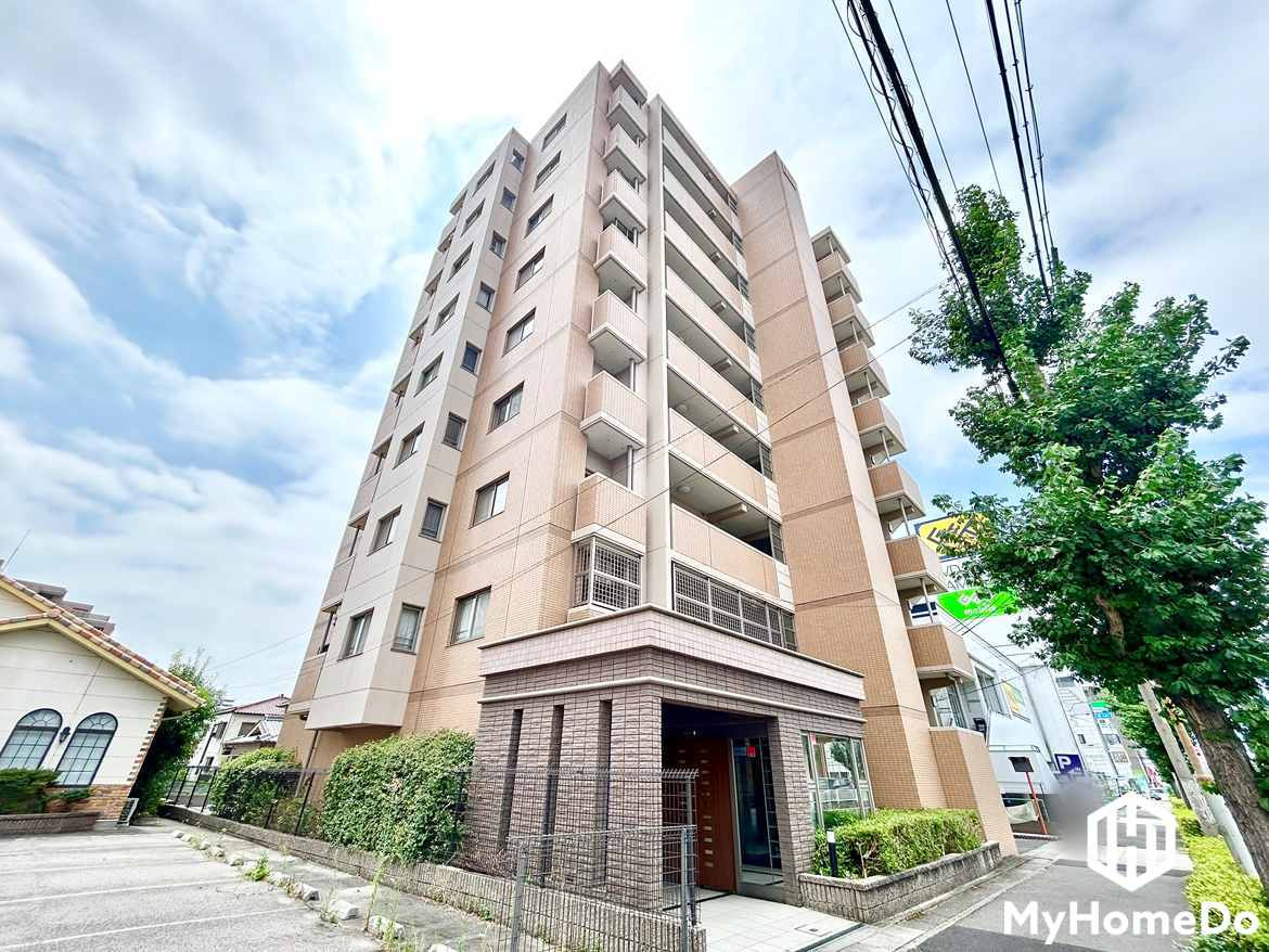 ユーハウス第8千代田の外観|陽光に映える美しい外観。街並みに馴染みながらも、ひときわ目を引く存在感。