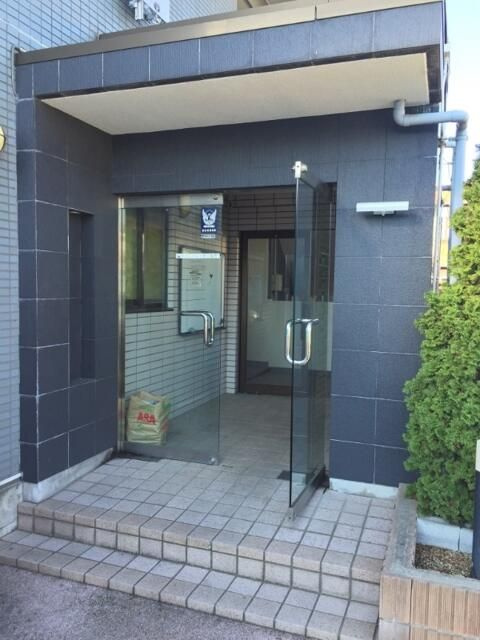 エスケイケイビルのエントランス