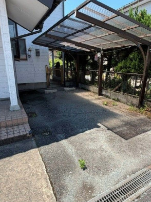 広瀬貸家【キャッシュバック対象物件】の駐車場|車をお持ちの方に嬉しい駐車場付きの物件です
